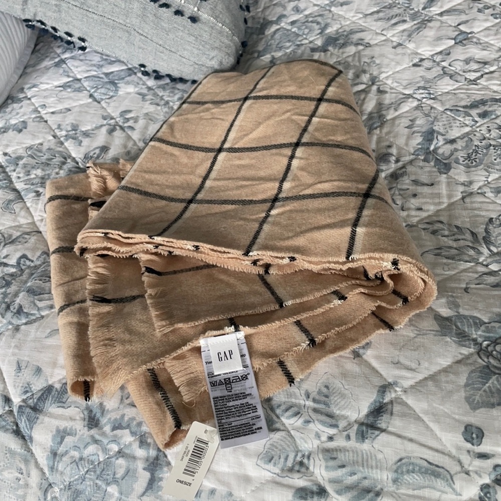 Gap scarf/shawl